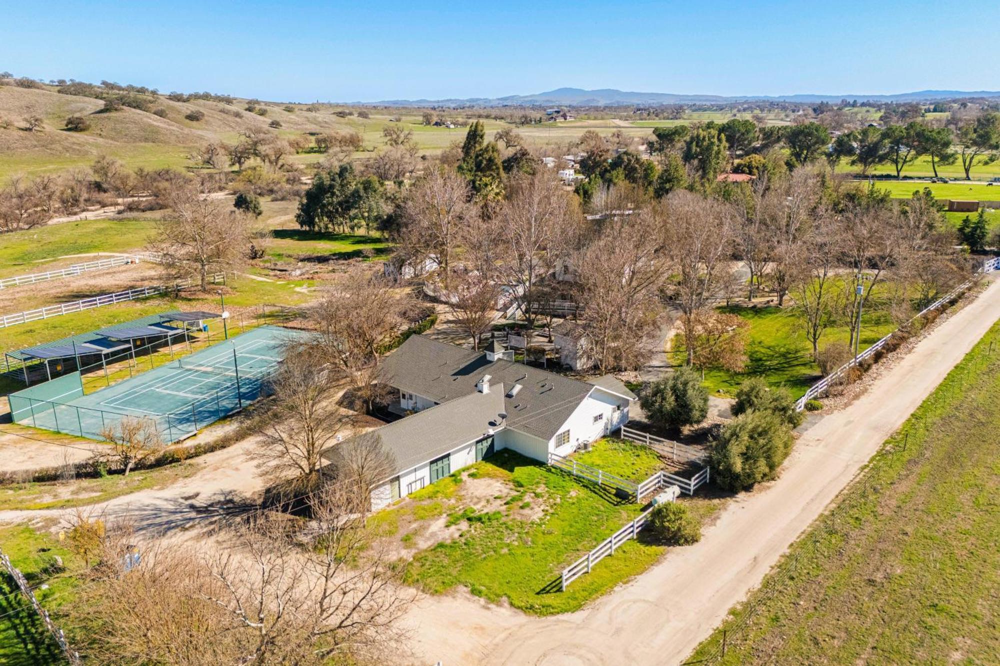 Victorian Manor In Paso Robles Wine Country Pool Hot Tub Firepit Tennis Court Sleeps 28 Exterior photo